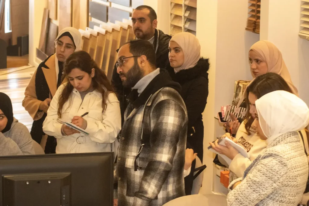 ورشة تكسية الجدران والسقوف أيوب استيتية مبادرة فكرة معمارية في معرض أيوب استيتية مواد تكسيات الجدران في التصميم الداخلي Interior finishing workshop Ayoub Istatieh زيارة فريق مبادرة فكرة معمارية إلى معرض أيوب استيتية العالمية وحضور ورشة تكسية الجدران والسقوف للتعرف على مواد التشطيبات والبلاط والأسقف.