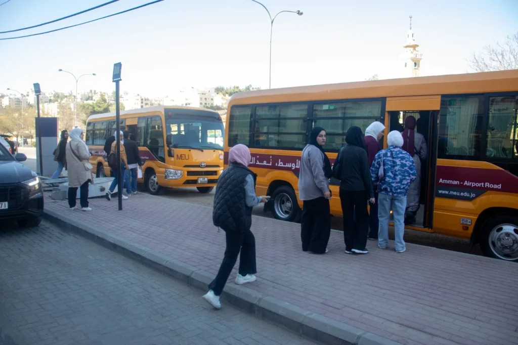 طلاب جامعة الشرق الأوسط في معارض أيوب استيتية زيارة جامعة الشرق الأوسط لشركة أيوب استيتية العالمية معرض أيوب استيتية للديكور Interior Design Showroom Ayoub Istatieh زيارة طلاب جامعة الشرق الأوسط إلى معارض أيوب استيتية العالمية للتعرف على أحدث اتجاهات الديكور ومواد التصميم الداخلي.